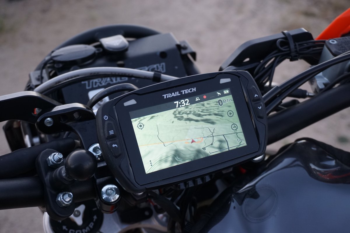 ridetrailtech's tweet photo. Night time? Doesn't matter. The Voyager Pro's crystal clear display is visible 24/7. #trailtech #ridetrailtech #letsride #voyagerpro #lcd #bright https://t.co/Du8tlQF3ui