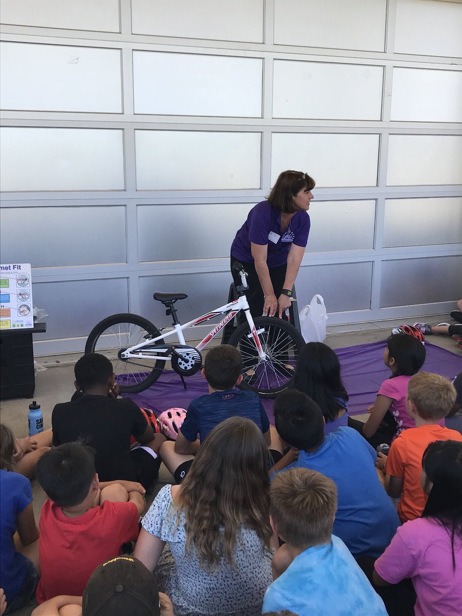 Teacherjoachim's tweet photo. A huge thank you to @CityofRoseville for coming out and teaching our students Bike Safety! This Bike Day rocked! #RCSDJunction #RCSDchampion https://t.co/jZ8FuD3Z9I