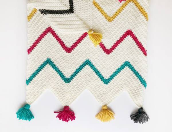 allcrochetpatt's tweet photo. This gorgeous blanket resembles the colorful tribal throws you’ve been seeing at Anthropologie lately. There is a lot more potential for different color combinations with this pattern, so feel free to get creative!

FREE crochet pattern by Daisyfarmcraft… https://t.co/uQp7mv6lkl https://t.co/3ZKATu4nxb