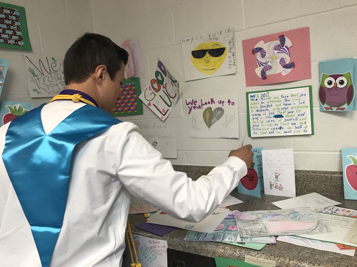 BHSclassof_18's tweet photo. Thank you @PaynterRocks for the wonderful cards! The seniors loved reading them! https://t.co/MI0HBIsRVZ
