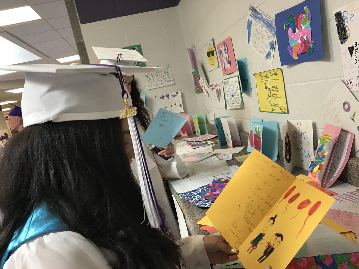 BHSclassof_18's tweet photo. Thank you @PaynterRocks for the wonderful cards! The seniors loved reading them! https://t.co/MI0HBIsRVZ