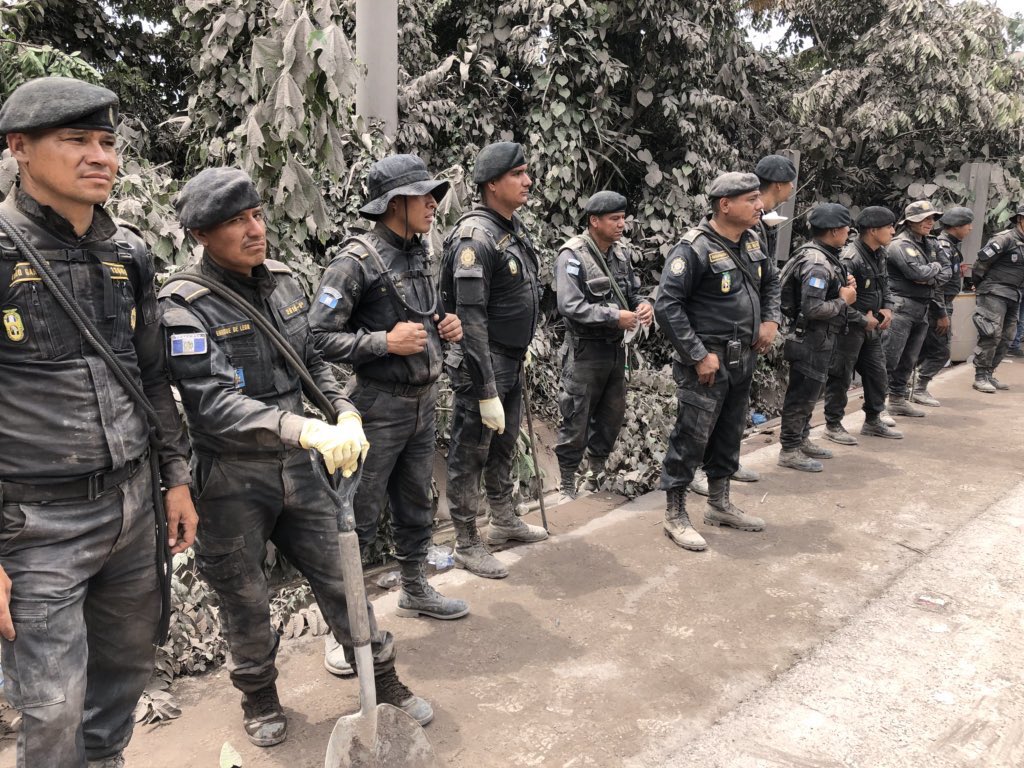 LaVillarrealMx's tweet photo. Siempre dispuestos a servir #heroes mis oraciones con ustedes #guates ♥️ #GuatemalaEstáUnida #FuerzaGuatemala 🙏🏻🙌🏻 https://t.co/ZhAiEu9ySs
