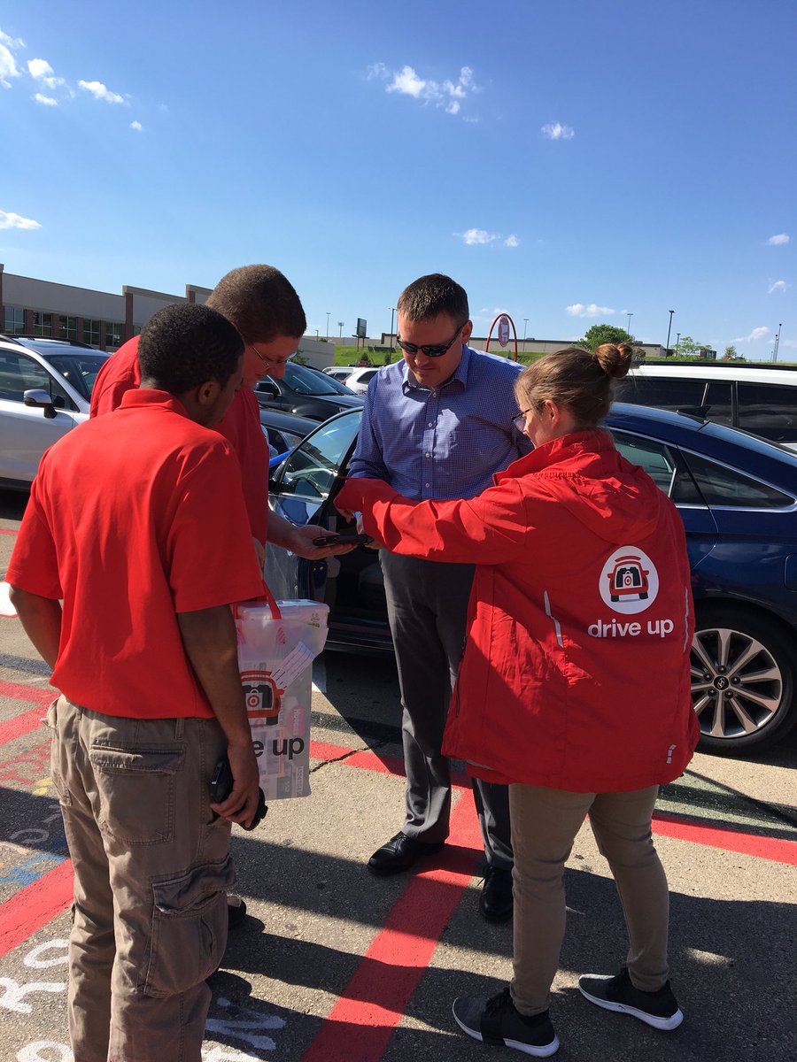 BiancaZerwas's tweet photo. First official drive up in the books at T86! 🙌🎉 #G196 #D127 #newguestexperience #teachandtrain @BuffoSarah @millera7 @ckoivist @kaitward16 https://t.co/4Fye9PGLkA