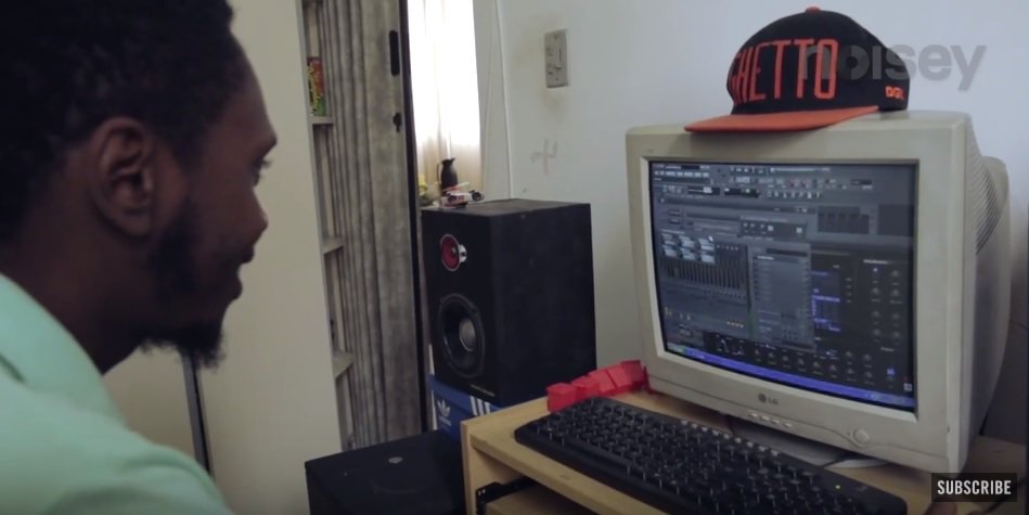 juiccemusic's tweet photo. Vi uma entrevista antiga do Rincon Sapiência produzindo num pc antigasso e falando que tava correndo atrás e evoluindo aos poucos e hoje tá aí. Acho que a gente se cobra muito olhando ao redor e não percebe como é importante só focar no seu e trabalhar. Tem que acreditar, mané. https://t.co/NugxFkIbFd