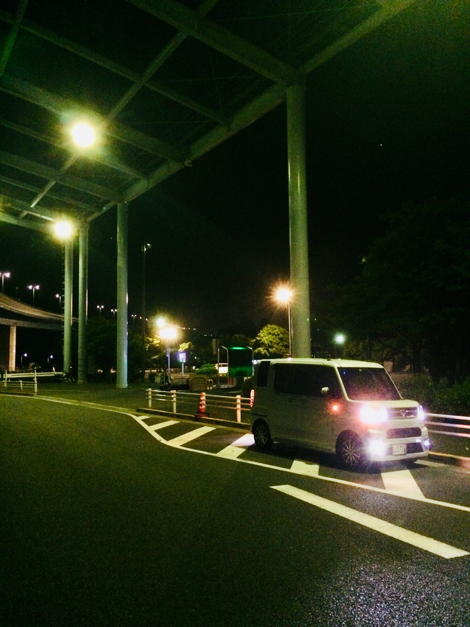 ちゅーばち かんた 夜のドライブほんと好き 東京ゲートブリッジへ ゲートブリッチ渡って 帰ってきたw 少し寄り道 念願のミラコスタと Disney Ambassador Hotel 撮影してみました ミラコスタ1時すぎ行ったら 掃除してて玄関しか 撮影できなかった