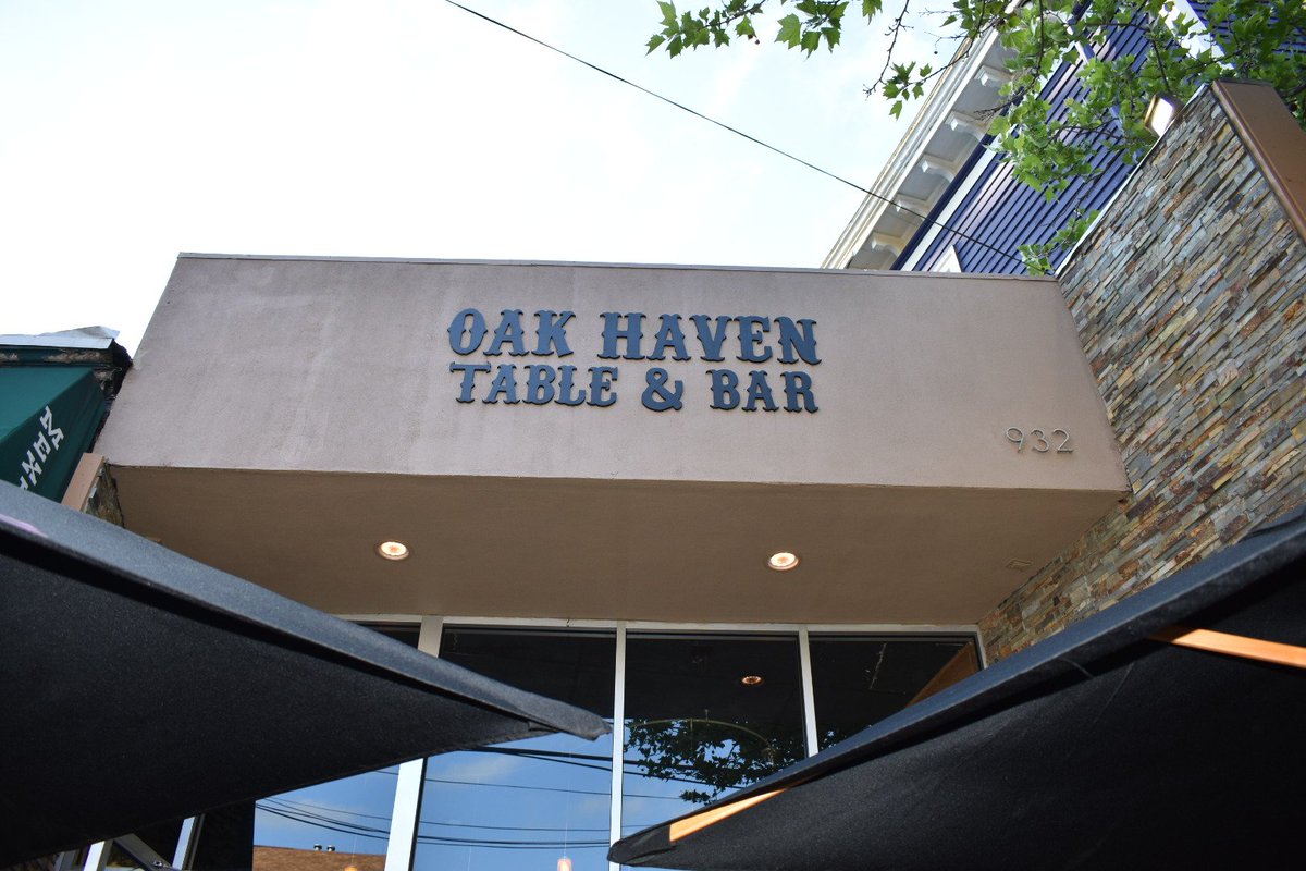 Busy night in #NewHaven tonight! First stop on the brand hunt is at <a href="/OakHavenTB/">Oak Haven Table& Bar</a>, where #Vermont's <a href="/BarrHillGin/">Barr Hill Gin</a>, <a href="/CaledoniaSpirit/">Barr Hill Gin</a> is front and center for both education and a cocktail competition, with <a href="/WorldwideWines/">Worldwide Wines CT</a>.  #cocktails #gin