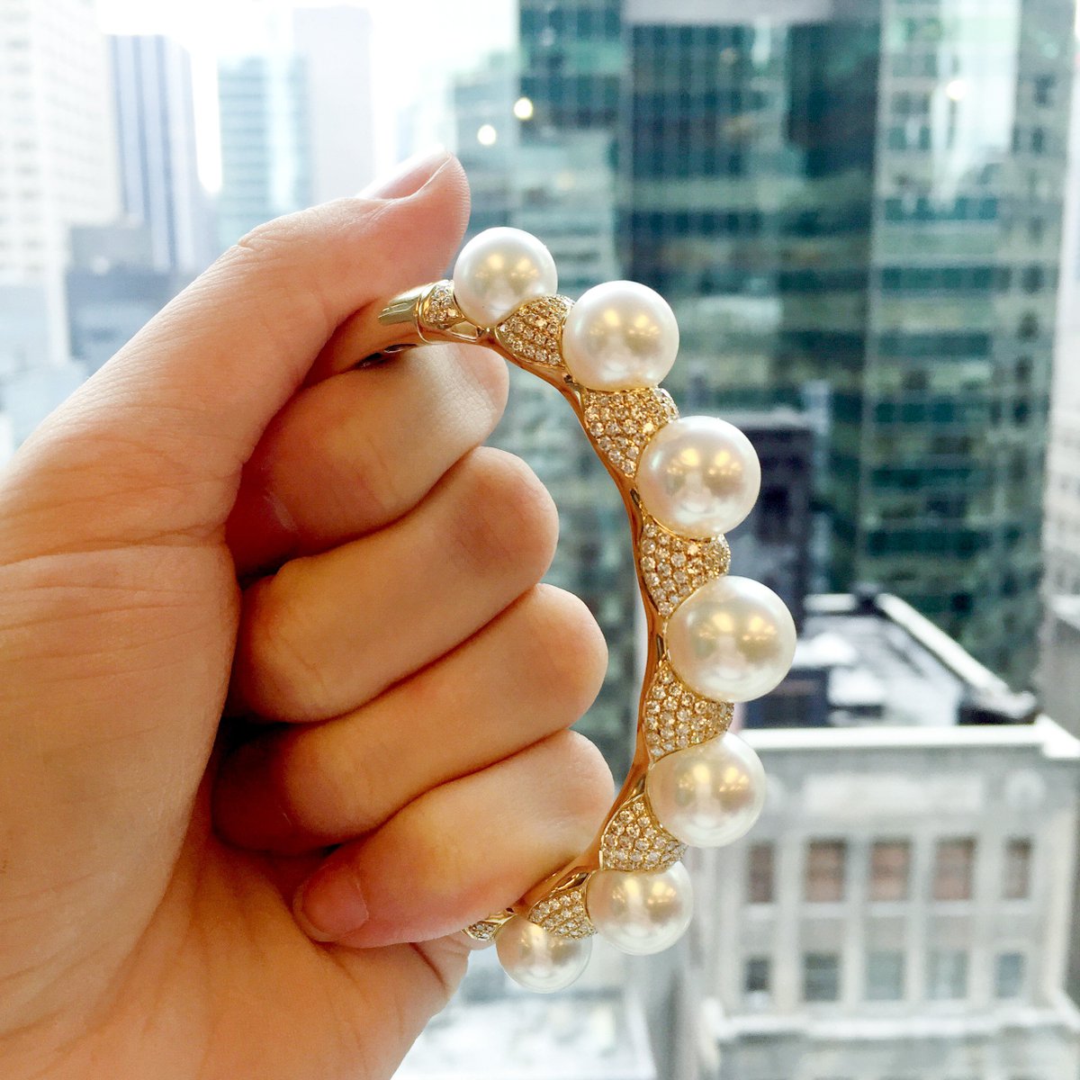 MastoloniPearls's tweet photo. Seeing is believing 👀 #JCKLasVegas
Swing by the #PlumbClub booth PC 300 today! @JCKEvents
#SignatureCollection #LasVegas #NYC #MastoloniPearls #Pearls #Pearlbracelets #pearljewelry #pearlbangles #pearlfashion #diamonds #statementjewelry #specialoccasion #luxury #love https://t.co/zZPeG6zt1q