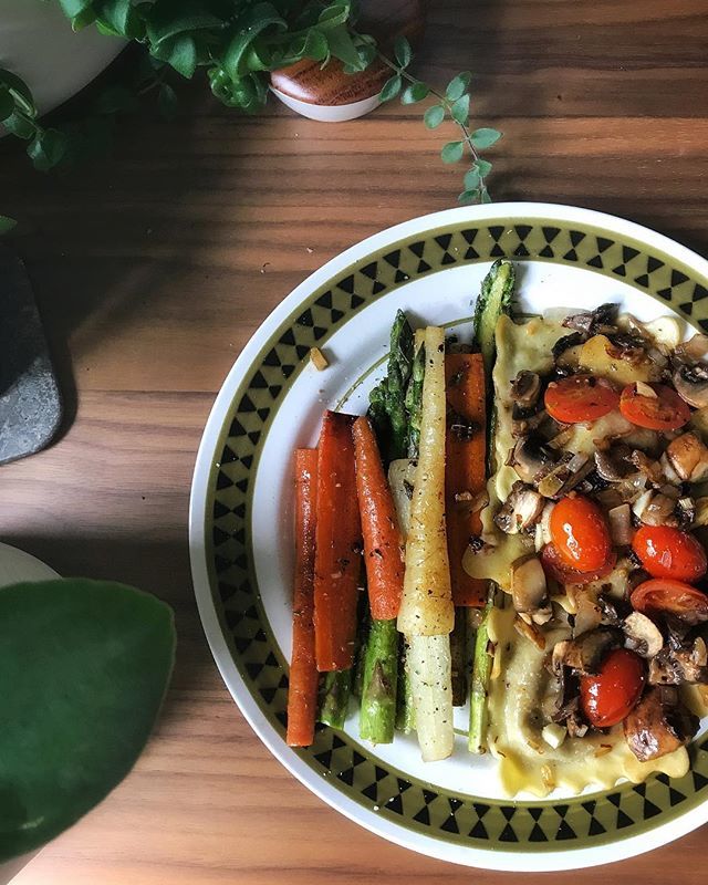 kylehs's tweet image. Getting ready for “Foraged &amp;amp; Found” w some homemade plant power 🌱💪🏼.
Over the next few weeks will be directing a 3 ep digital series for Tastemade + REI...featuring a print maker in SC, a mushroom hunter in MN and a found object jewelry maker in ID. … ift.tt/2JbwZkn