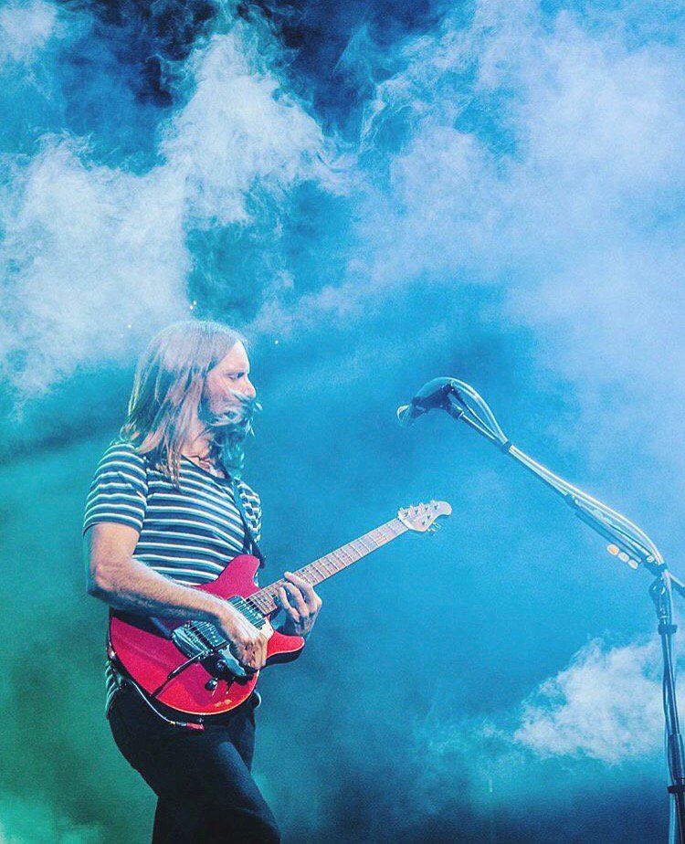ernieball's tweet photo. Ernie Ball Music Man signature artist @jamesbvalentine playing his all-new #Valentine guitar in Husker Red at the #NBAFinals in Oakland. photo: @bootswallace Learn more about the new Valentine guitar here: https://t.co/pOKhd78Qnm https://t.co/elgYV7fxuP