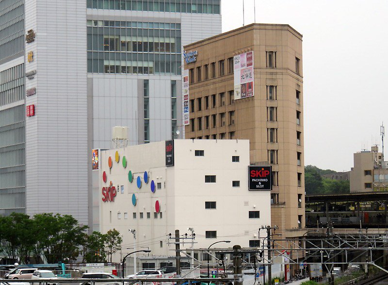 新横浜新聞 しんよこ新聞 新横浜西口 駅前のパチンコ店などが入るビル 9階に居酒屋2店が出店を告知 T Co 8kvloubqmq 新横浜駅 新横浜駅北口西広場 開店情報 居酒屋 ヴィスタウォーク サザンウィンズ新横浜 サガン 鳥二郎 赤から
