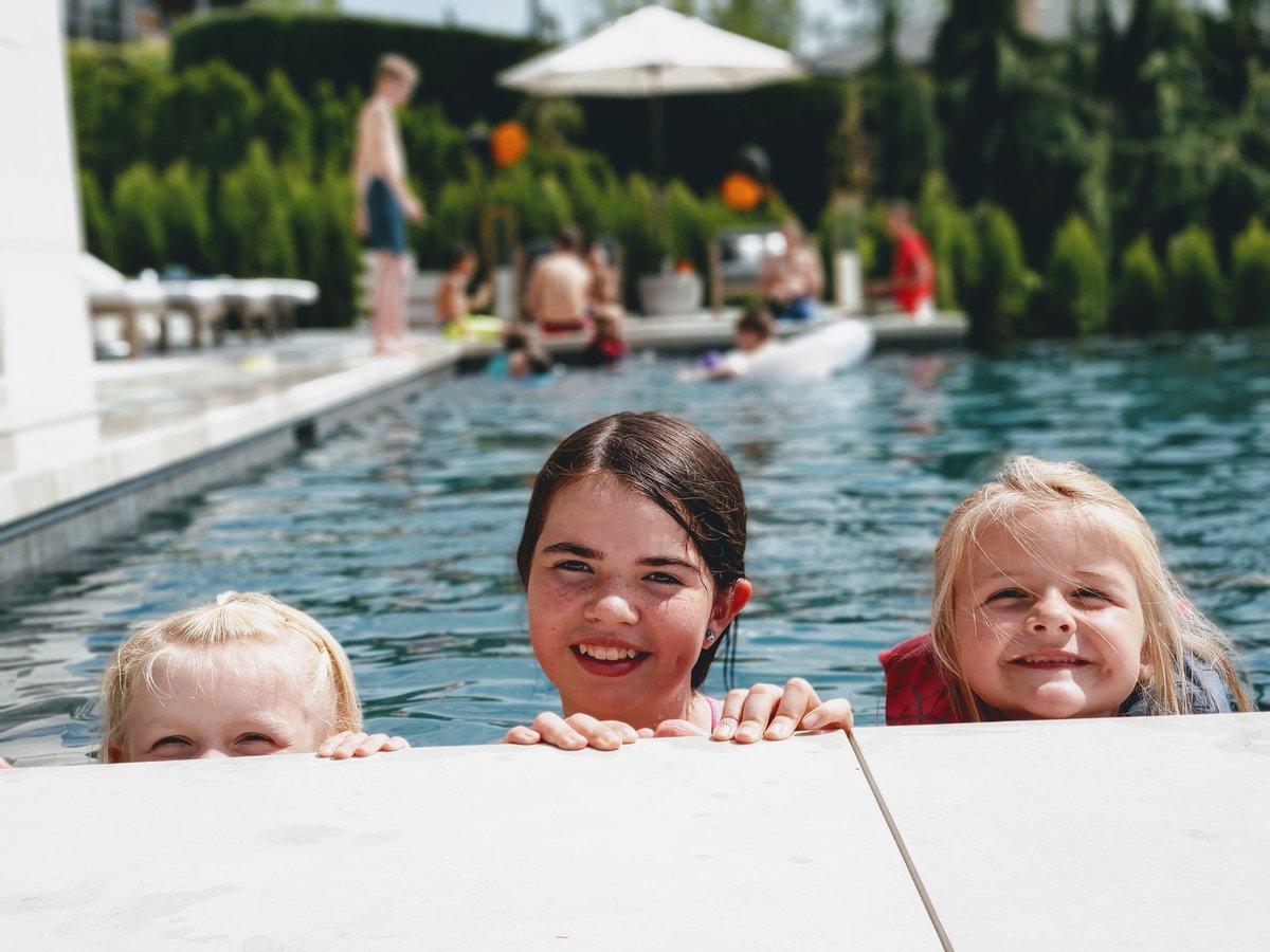 Here's a great example of the bokeh effect on the HTC U12+. This is my daughter and a couple of her friends in the pool. The look is natural and doesn't appear to be created with software, could have been a 2.8 lens. #htc #bokeheffect