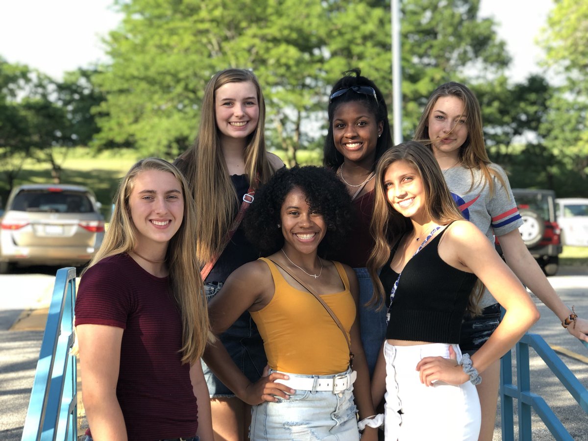 CoachSwatek's tweet photo. Part of the Piper Varsity Volleyball team is at KC Superstar Singing Competition Semi-finals supporting one of their teammates. 
🎵🎵 GO KAYLIN!!! 🎵🎵 
#ButFirstIceCream 🍦 https://t.co/wQNtfgoQoo