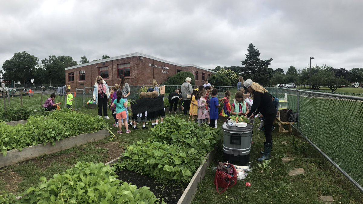 miss_rrega's tweet photo. Enjoying the fruits of our labor at the harvest party in the WOS garden @WOSnews #msregaWOS #msehardtWOS https://t.co/drItKQuHTQ