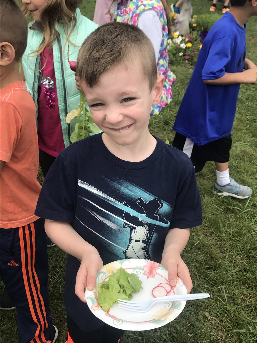 miss_rrega's tweet photo. Enjoying the fruits of our labor at the harvest party in the WOS garden @WOSnews #msregaWOS #msehardtWOS https://t.co/0on6TkcnQQ