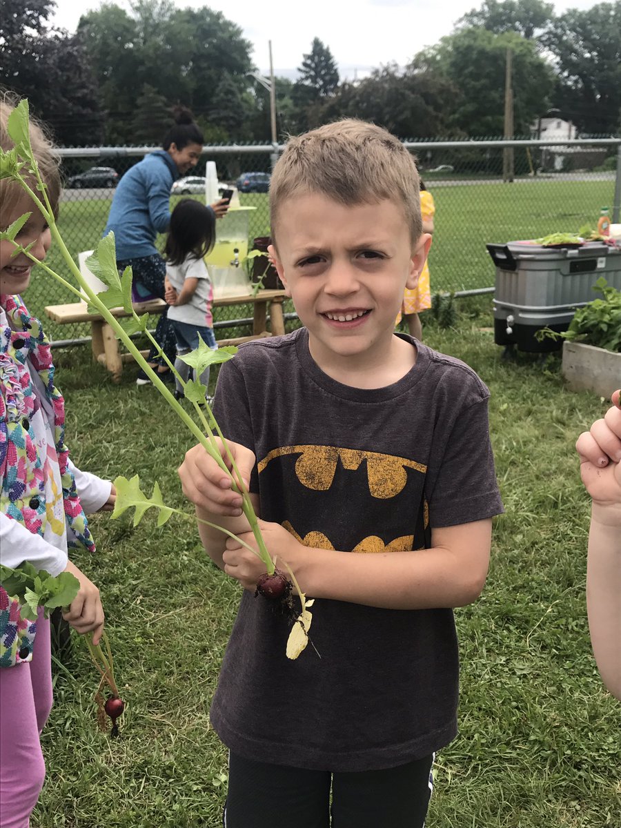 miss_rrega's tweet photo. Enjoying the fruits of our labor at the harvest party in the WOS garden @WOSnews #msregaWOS #msehardtWOS https://t.co/0on6TkcnQQ