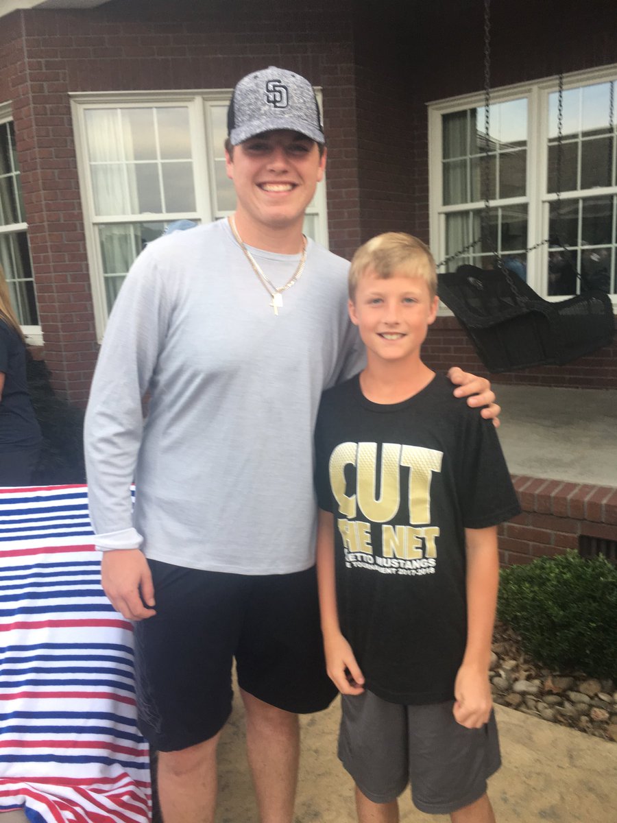 jtidwell17's tweet image. Mason with @RyanDWeathers25 the #7 pick in #mlbdraft2018