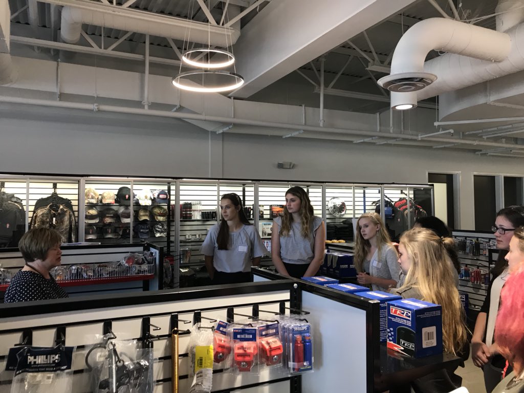 Grateful to have @doctorjka, @AWCofMN’s Barb Lau and owner of <a href="/9Round/">9Round Official</a> Rogers, Laurie Brattensborg on tonight’s panel! Huge thanks to Kari Rihm of <a href="/RihmKenworth/">Rihm Kenworth</a> for hosting! #YWLP