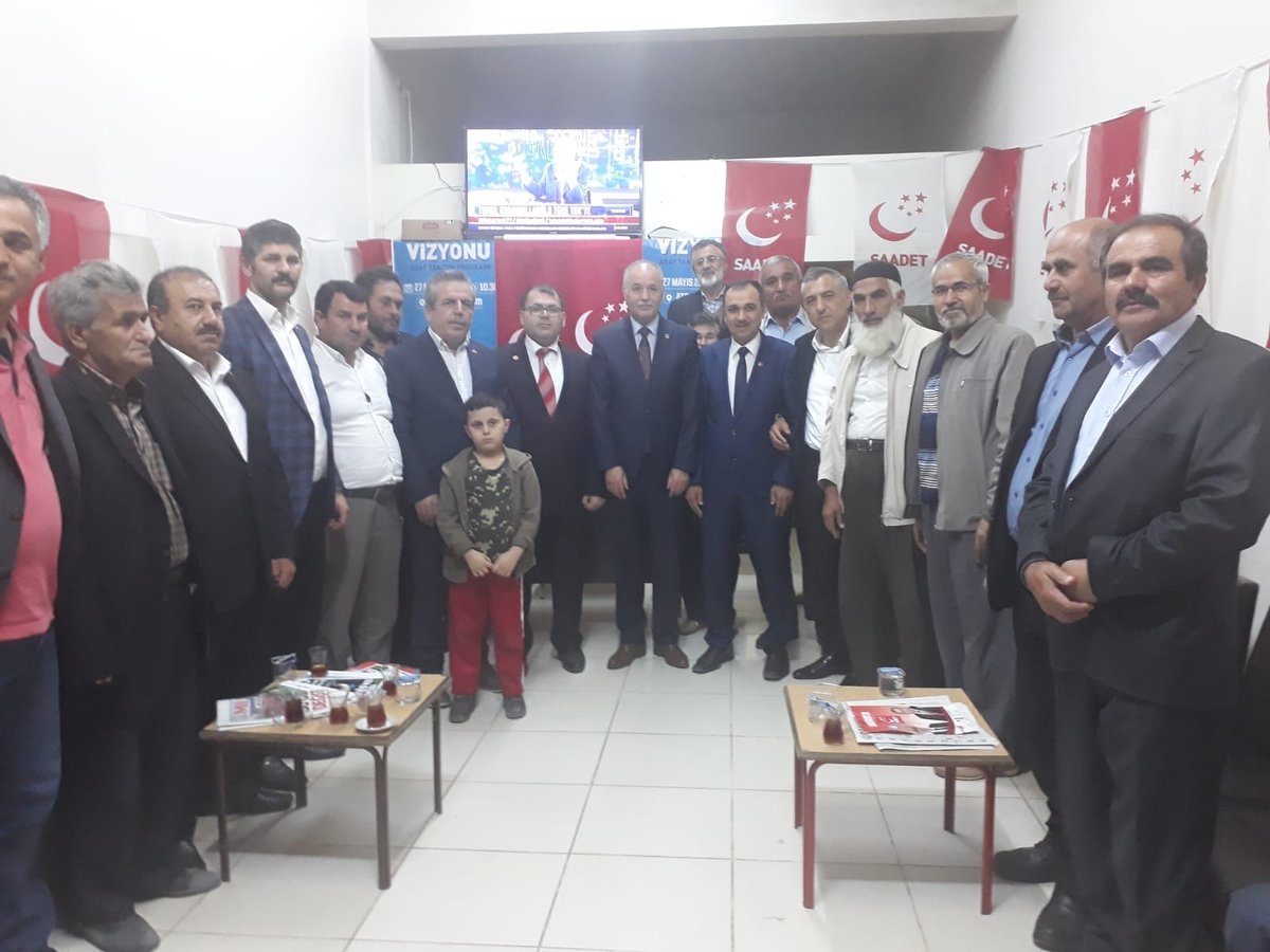 hasim_yanar's tweet photo. Seçimler kavga aracı olmasın. Sel gider kumu kalır. Bu seçimde gidecek ama siz akraba olarak komşu olarak kalacaksınız  diyor  Muhsin Başkan.

Elbistan İlçe Teşkilatımızla bir araya geldik,, ardından  Siyasi Partilerimizin Seçim Bürolarını ziyaret ettik. https://t.co/xVUDvKyOCn