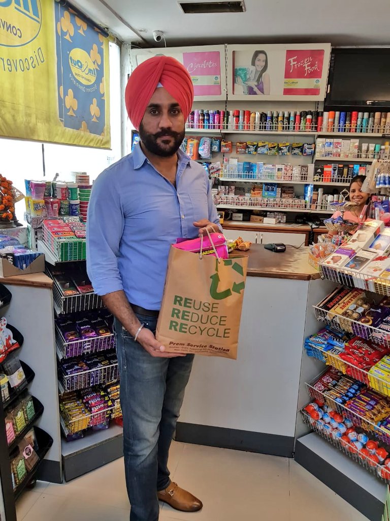 shaifalisinghc's tweet photo. Our endeavor to make Planet Earth cleaner &amp; greener, BPCL #Delhi flagship #InandOutstore at Prem Serv. Stn. Andrewsganj uses only recyclable bags. 
#WorldEnvironmentDay2018
#BeatPlasticPollution
#SayNoToPlastic
#savetheplanet
#SustainableLiving

@BPCRetailDelhi https://t.co/v3Qvuyozi2