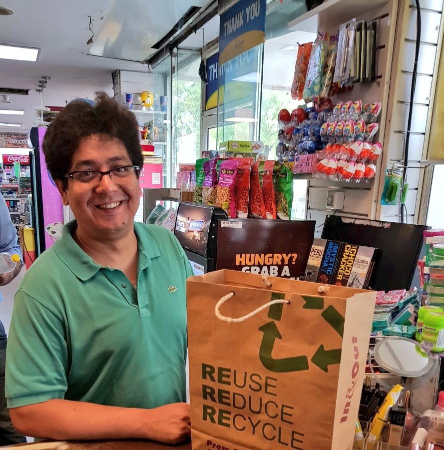 Our endeavor to make Planet Earth cleaner &amp; greener, BPCL #Delhi flagship #InandOutstore at Prem Serv. Stn. Andrewsganj uses only recyclable bags. 
#WorldEnvironmentDay2018
#BeatPlasticPollution
#SayNoToPlastic
#savetheplanet
#SustainableLiving

<a href="/BPCRetailDelhi/">Delhi Retail Trty</a>