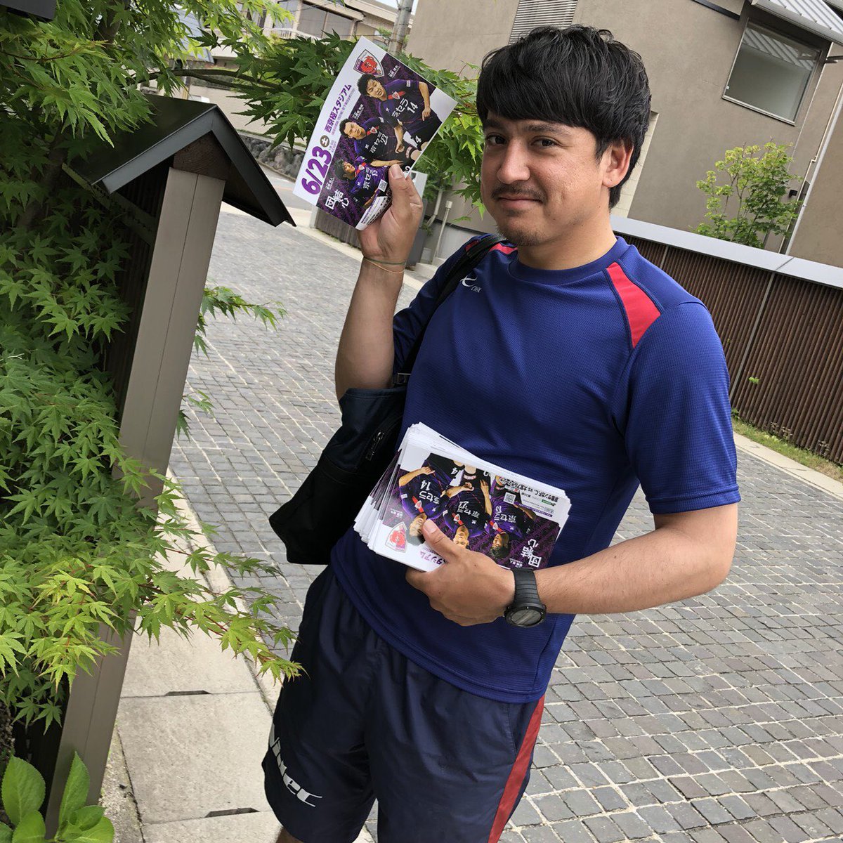 京都サンガf C En Twitter 今日もスタッフで試合告知チラシをポスティング 普及部のコーチも一緒に協力してくれています 正岡望世コーチもたくさん配っていますよ 皆さん ぜひ西京極スタジアムへお越しください 試合日程 T Co Iry0htpgcp Sanga