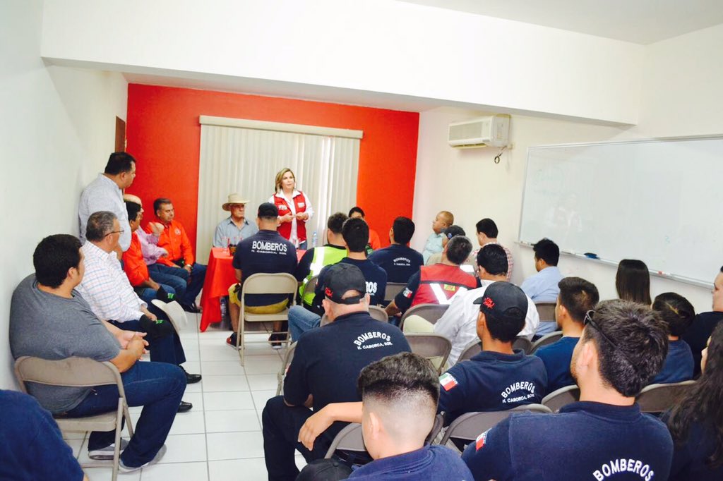 karinagarciaQB's tweet photo. Siempre reconoceré el valor y el gran servicio humanitario que presta nuestro Heroico cuerpo de bomberos. Hoy les he reafirmado mi compromiso de ser su voz y gran aliada a través del congreso del Estado. Para seguir avanzando. Gracias x todo su apoyo y confianza. Unidos !Se hace! https://t.co/OpB5HHO0vE