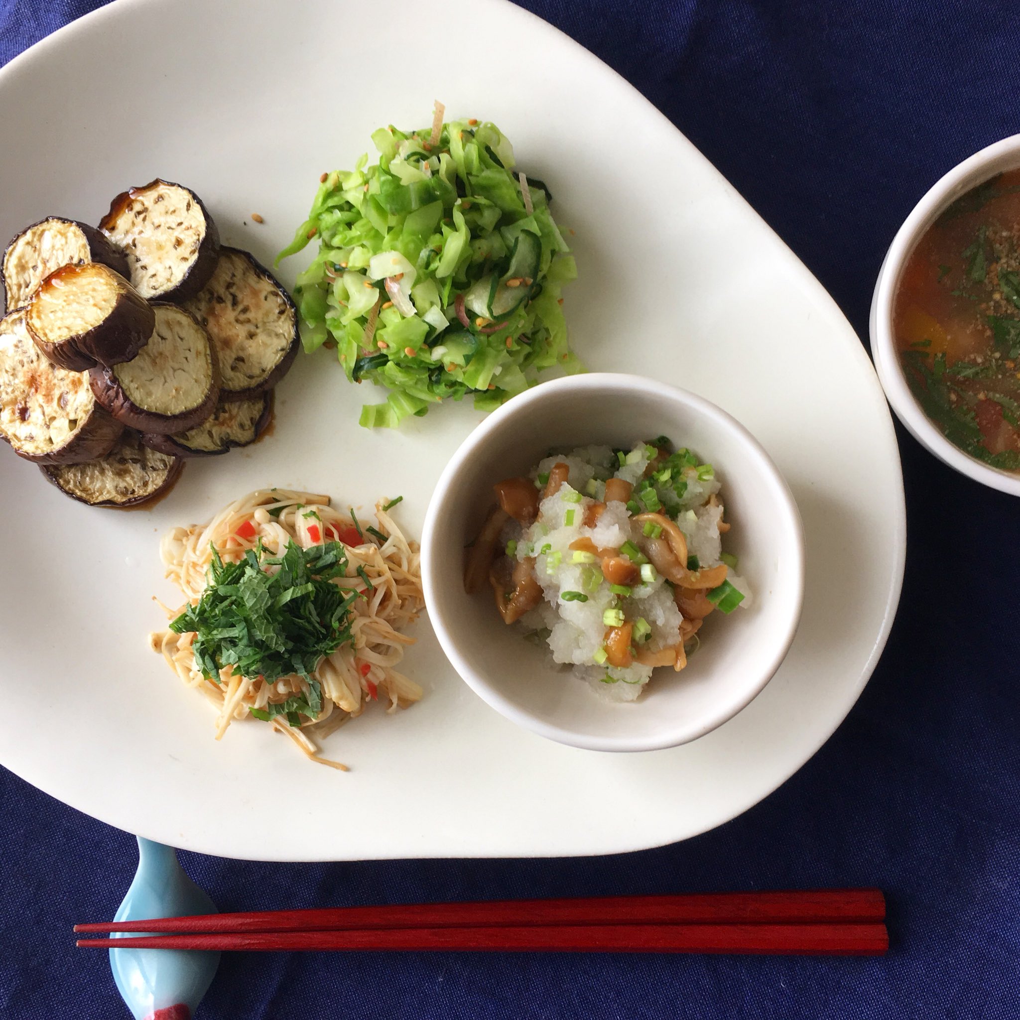 おチヨ なめこのおろし和え 焼きえのき梅しそ 網焼きにした茄子の照り焼き キャベツと胡瓜と茗荷の塩もみ 冷たい野菜のお味噌汁にすり胡麻たっぷり 冷たい麦茶でお願いします T Co 7oek1nwvpo Twitter
