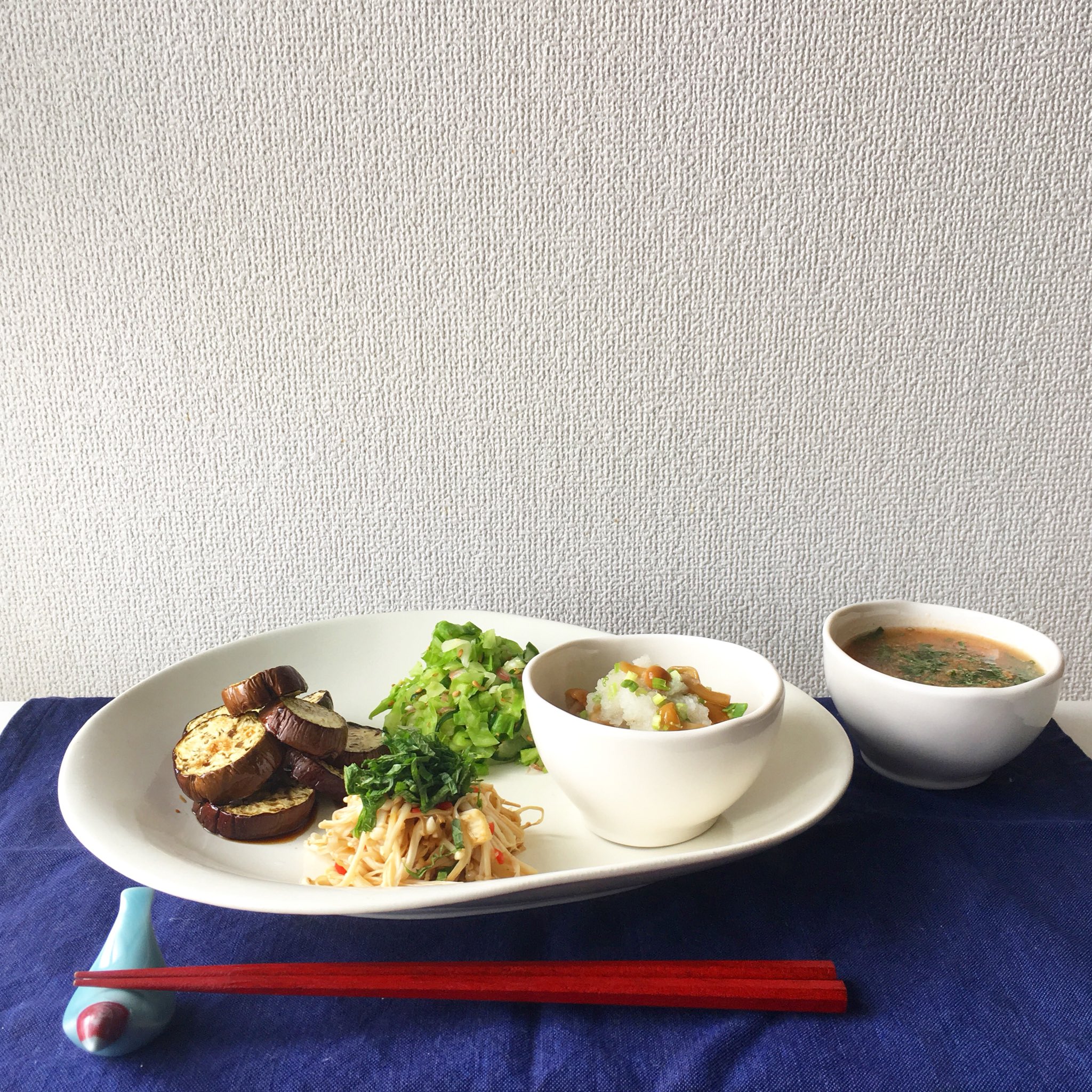 おチヨ なめこのおろし和え 焼きえのき梅しそ 網焼きにした茄子の照り焼き キャベツと胡瓜と茗荷の塩もみ 冷たい野菜のお味噌汁にすり胡麻たっぷり 冷たい麦茶でお願いします T Co 7oek1nwvpo Twitter
