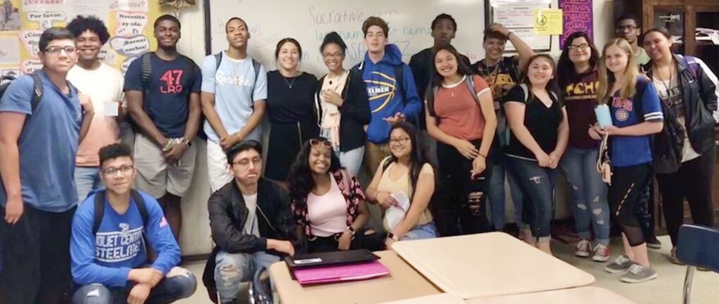 _srtasanchez's tweet photo. ¡Los voy a extrañar mucho, mis chicos! #7thhour 💙💛 https://t.co/7QB67Y7BzZ