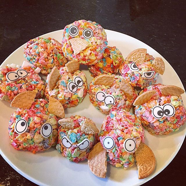 FionaHuang13's tweet image. #treats #easter #asenseofhumor #sugarrush #edibles #crispietreats #rainbowfood #yum #dessert #sweettreats