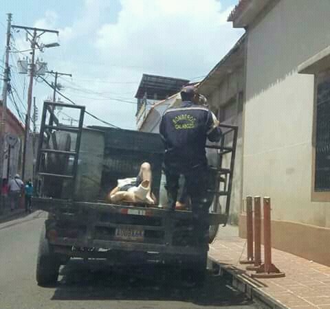 reportalo24's tweet photo. Así trasladan a los pacientes los Bomberos de Calabozo por no tener ambulancias. #Guárico @josemvasquez donde está el eslogan en cuerpo y alma? https://t.co/q3Kbqy8OkB