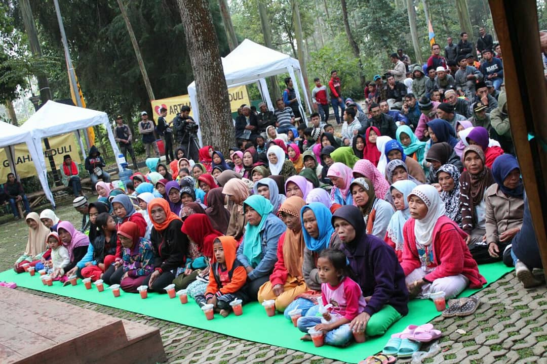 agpeduli's tweet photo. Artha Graha Peduli Gelar Buka Puasa Bersama Masyarakat Citarum di Situ Cisanti, Desa Tarumajaya, Kertasari, Kabupaten Bandung Barat, Jawa Barat, Sabtu (2/6/2018) #agpeduli #ramadhanbersamaagp #agpedulicitarum #citarumlestari #citarumharum https://t.co/ejjPorXIUj