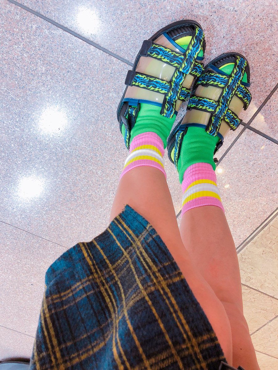 Lisa Twitterren おはよーっ 足が派手 ちなみに昨日は黄色い靴下だったけど やっぱり派手