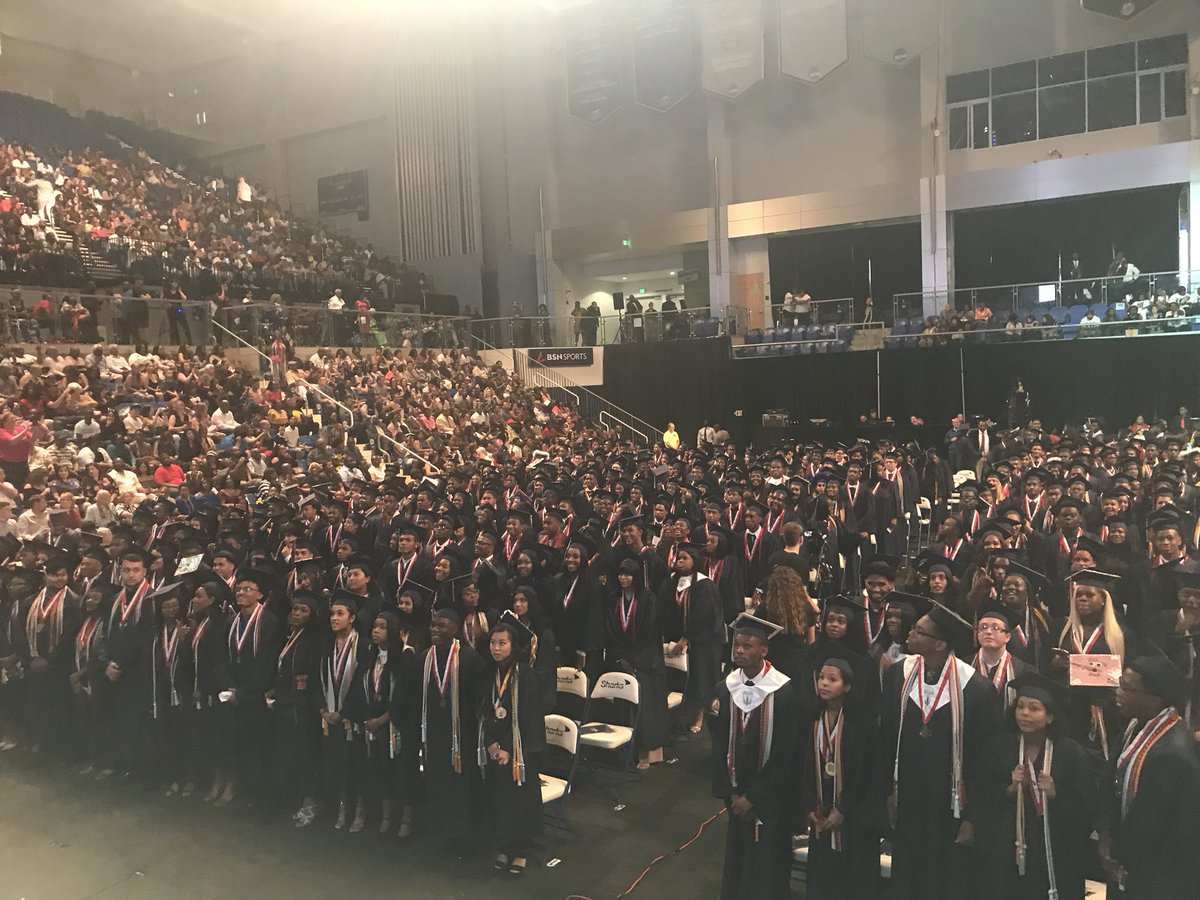 AlanStraussbcps's tweet photo. Miramar HS Graduation Class of 2018!!! @RobertwRuncie @BCPSChiefOSPA @Ramirez0505 @msformoso #BCPSGrads #PatriotPride https://t.co/7Xc3ObTZh3