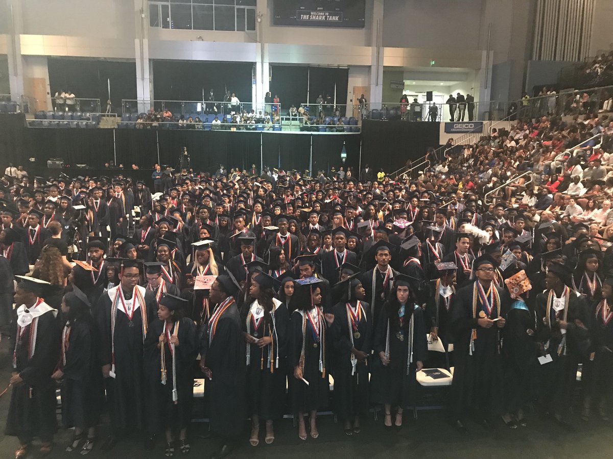 AlanStraussbcps's tweet photo. Miramar HS Graduation Class of 2018!!! @RobertwRuncie @BCPSChiefOSPA @Ramirez0505 @msformoso #BCPSGrads #PatriotPride https://t.co/7Xc3ObTZh3