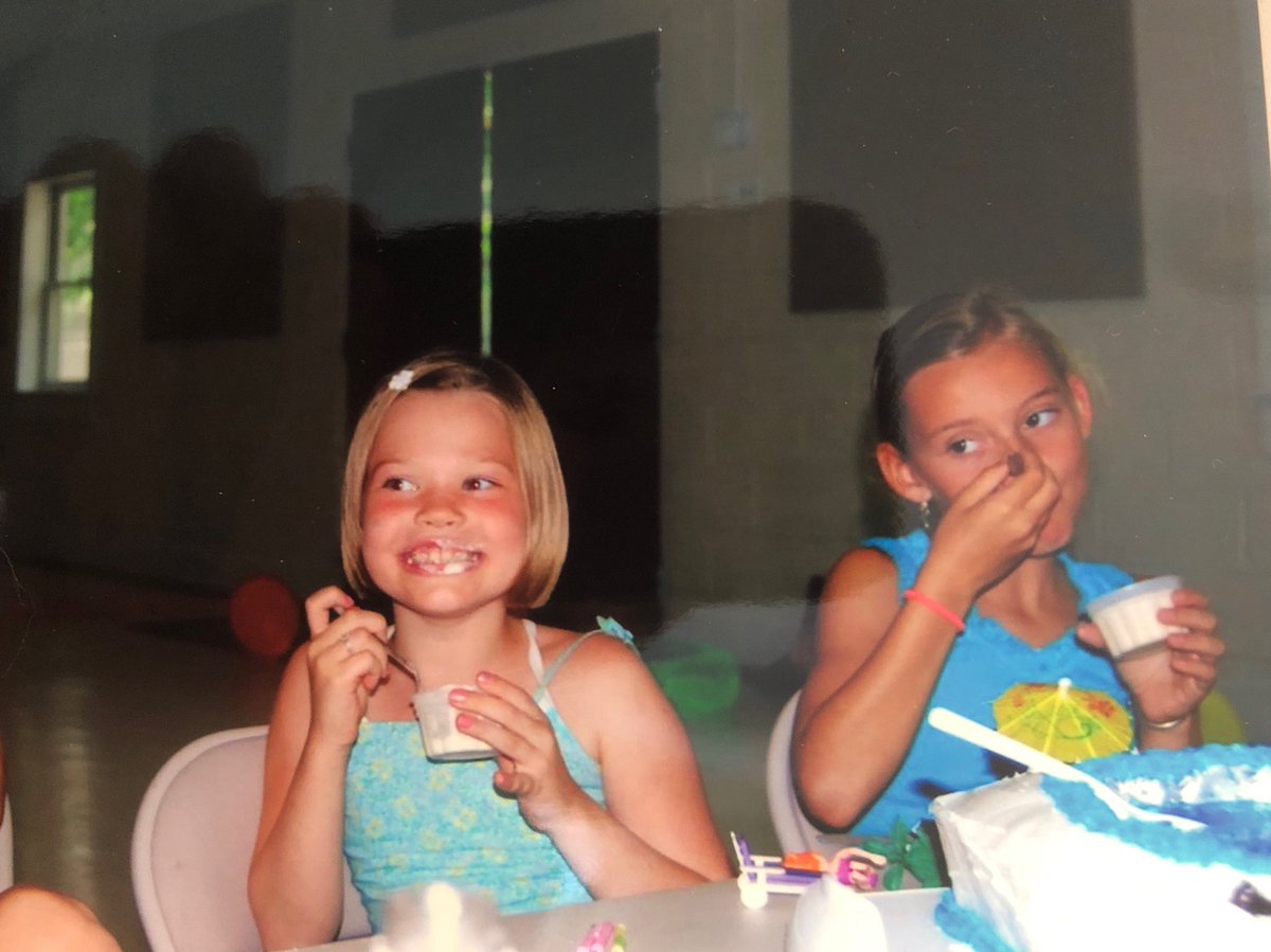 MikaelaJones2's tweet image. HAPPY BIRTHDAY to my roomie!! Stay up late and eat all the ice cream you want girl, you deserve it! Love you 💛 #solate #socute