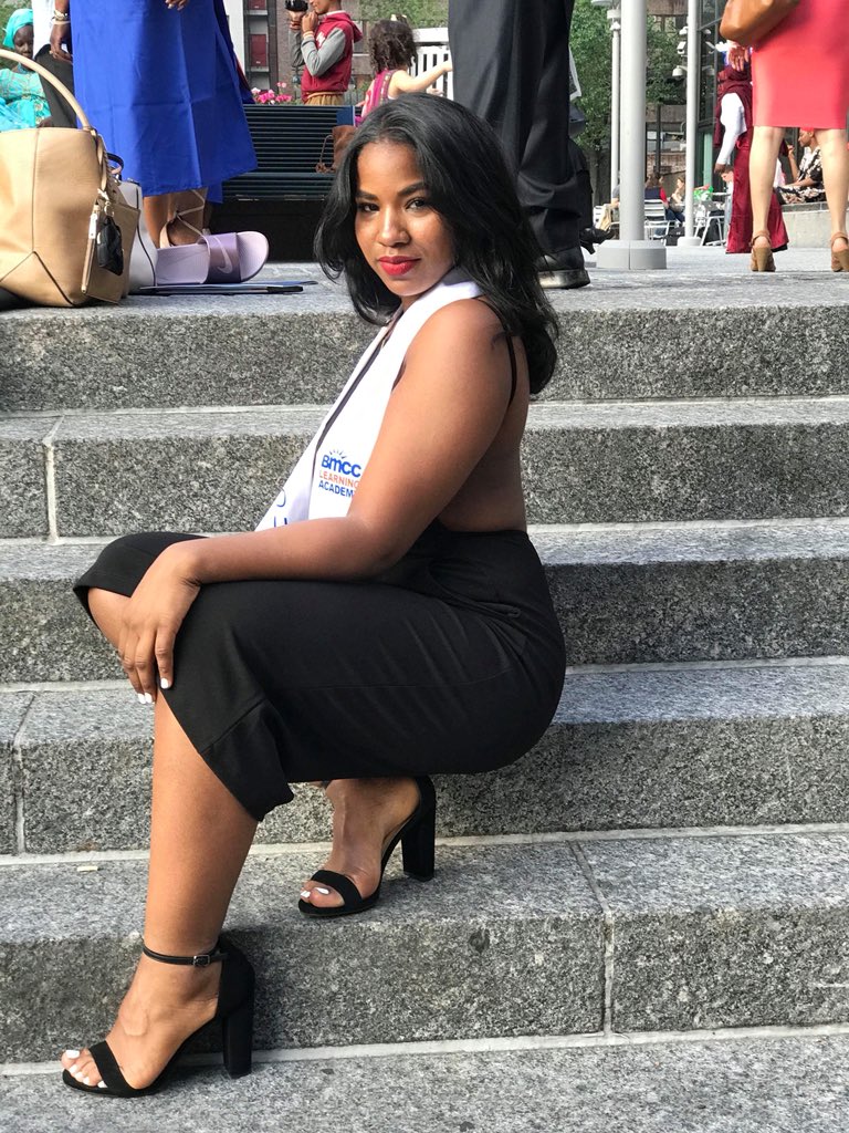 HotgurlG's tweet photo. #graduateszn 🎓🇩🇴 https://t.co/MyujeFrFfl