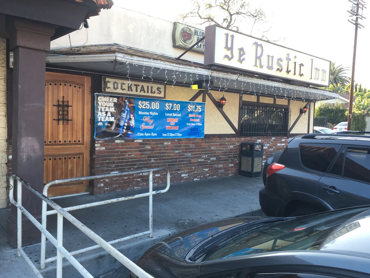 josephsdsu's tweet photo. Enjoying some wings, post @ConanOBrien show, in Los Feliz.
#YeRusticInn
@TeamCoco
#conan https://t.co/6wBjIkB0gB