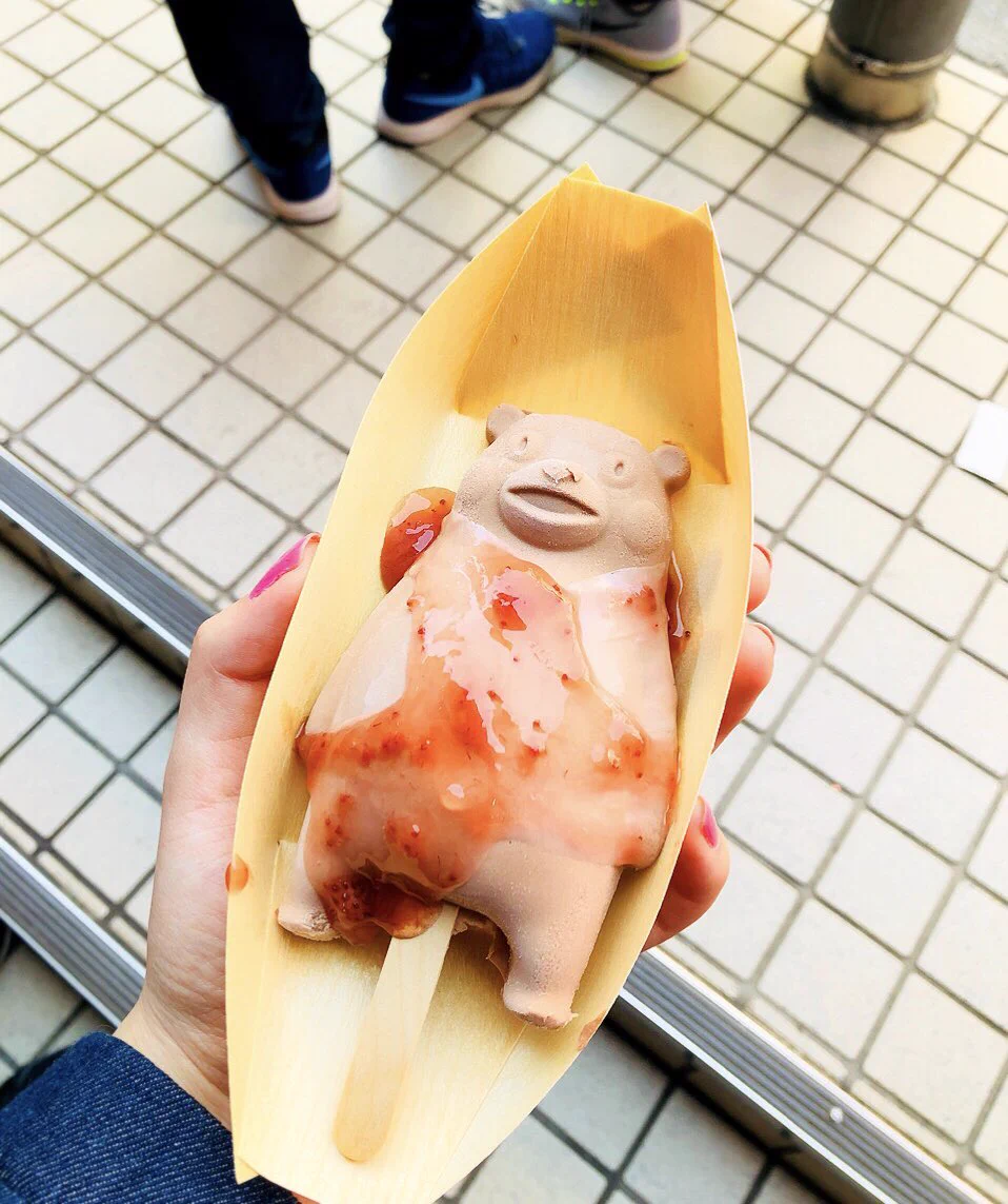 コレは確実に事件臭ｗｗくまモンのアイスにイチゴソースをトッピングしたらなんか危険ｗ