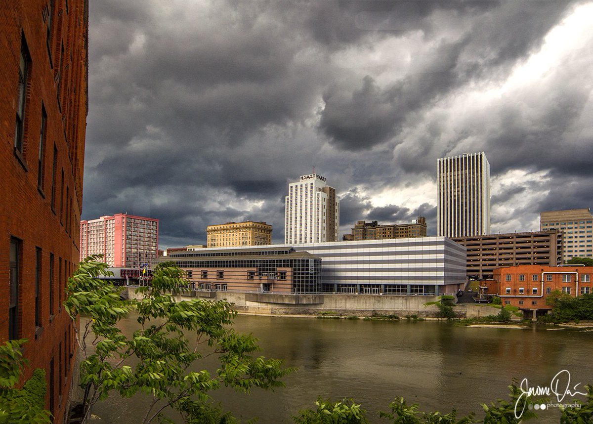 Dramatic clouds downtown in @CityRochesterNY @john_kucko @rochester @StormHour @spensgen @whec_rcaniglia @wxbywilliams  #thisisroc #roc #rochester #ispyny #explorerochester #iloveny