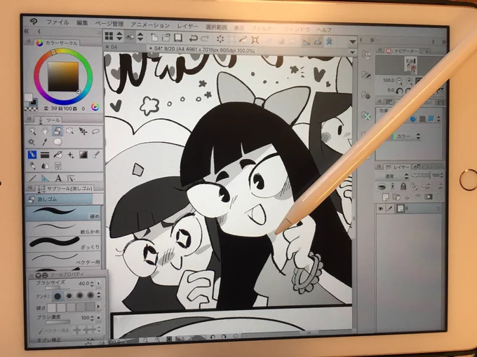 漫画は主にクリスタ。アメコミやバンドデシネの影響で左→右に読む左綴じスタイルで描いてます。
最近ではアッポーペンシルを使っていつでもどこでも原稿してます。その割にはあまり進んでないような...??ウッ でも板タブで描いてた頃よりは捗ってます多分! 