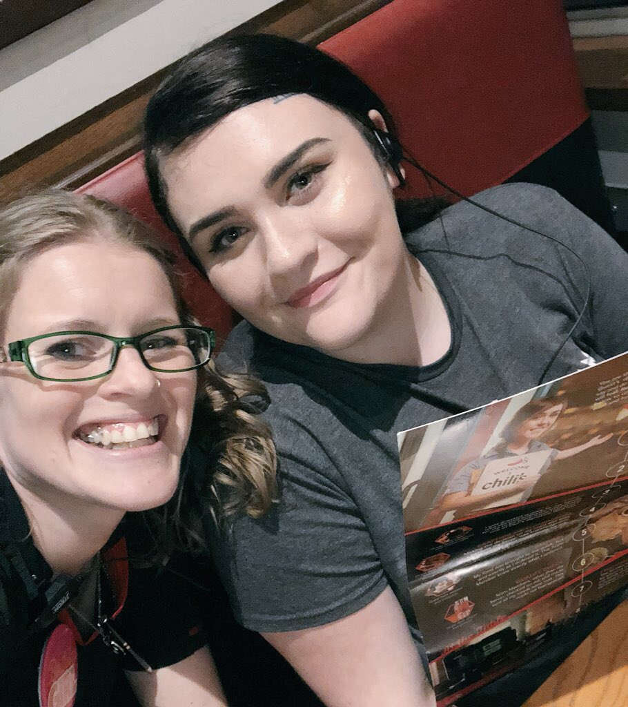 thesunshinesage's tweet photo. Please welcome the newest #Chilihead to #ChilisParmer ... HAYLEE!! Sheβs training for server, has an amazingly positive attitude, and a passion for people! We #ChilisLove her!! πΆπ #ilovemyjob #BabyPepper @ChilisJobs @Loho86 @DahseMichelle @Ernest___Perez https://t.co/QyAxJ8VTf9