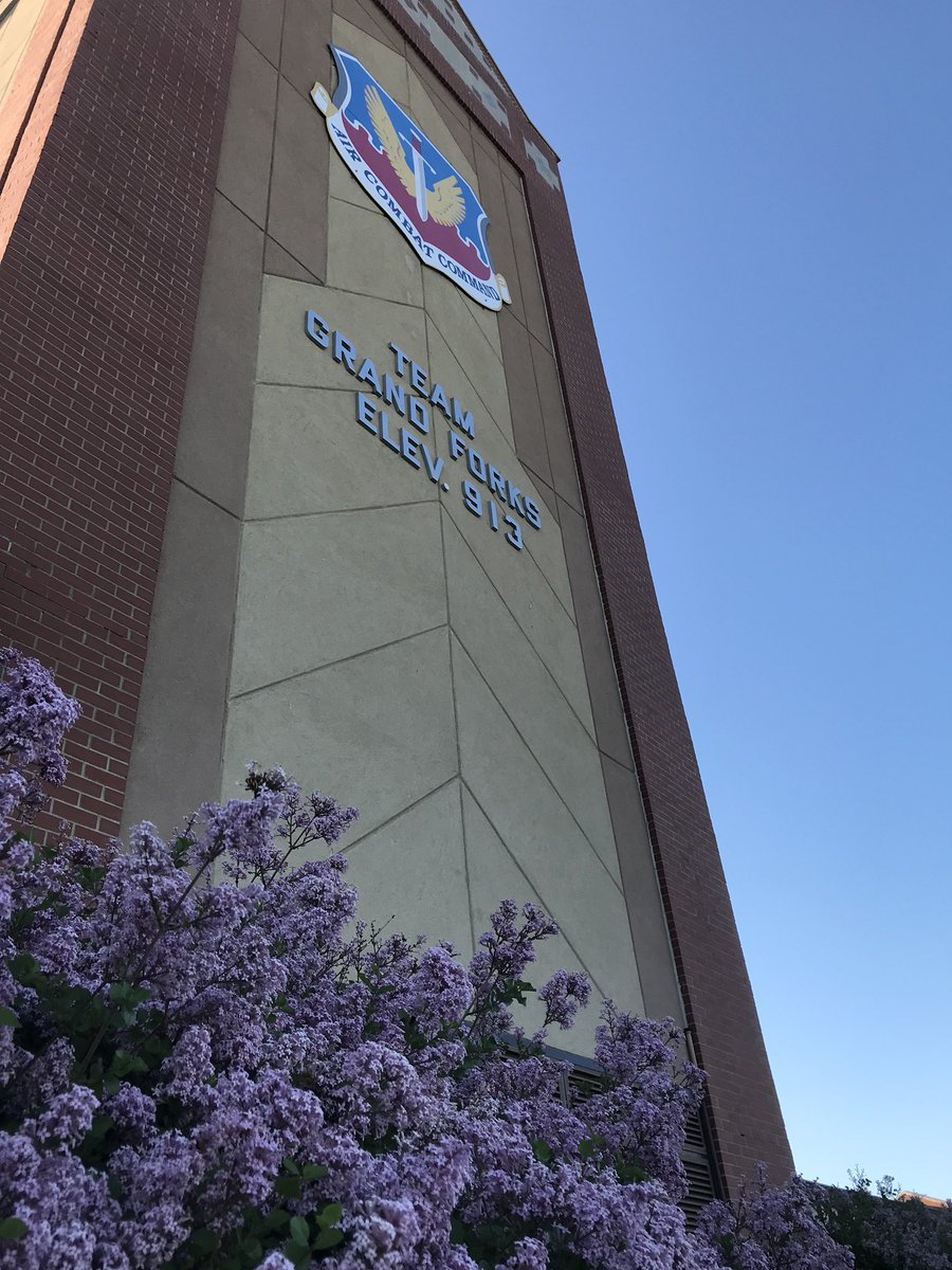 GFAFBCommander's tweet photo. Grand Forks AFB...absolutely beautiful in the Spring!  Snow?  What snow??  The @319ABW Warriors of the North are preparing for an amazing North Dakota summer.  @GFAFBChief and I wish you were here!  #GlobalHawkBase #GlobalHawkCommunity https://t.co/V6R2kabTdD