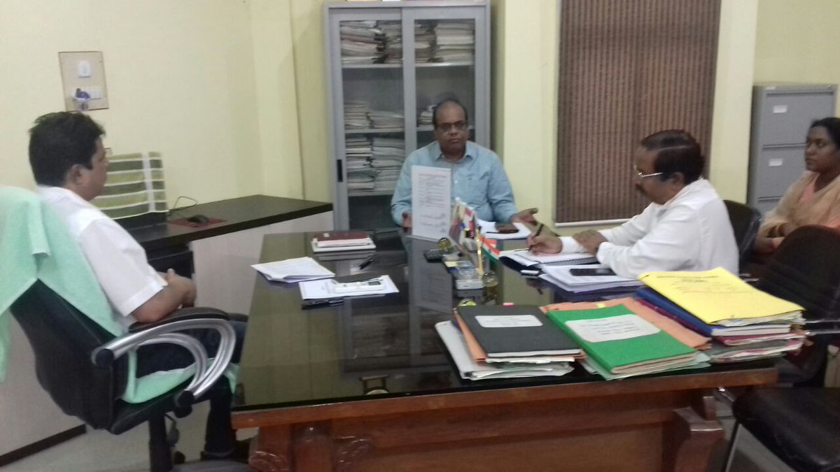SwachhBalangir's tweet photo. Mr Sanjay Bhirud, PMC, MODWS in discussion with PD, DRDA, Balangir and EE, RWS&amp;S regarding the performance of Balangir in SBM(G) #ZSBP #SwachhBharat @swachhbharat @sbmodisha @odisha_zsbp @paramiyer @DivyangWaghela @roopamishra77 @PRDeptOdisha https://t.co/HwgxAA7OvT