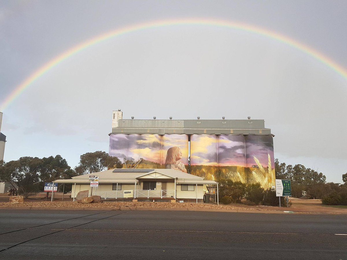 abcadelaide's tweet photo. Wow! Perfect framing of the #Kimba silos by Felicity Chinnery #kimbasilos #SouthAustralia #Camscale @1485ABCEP @eyre_peninsula @southaustralia https://t.co/4uPwh9XS4E