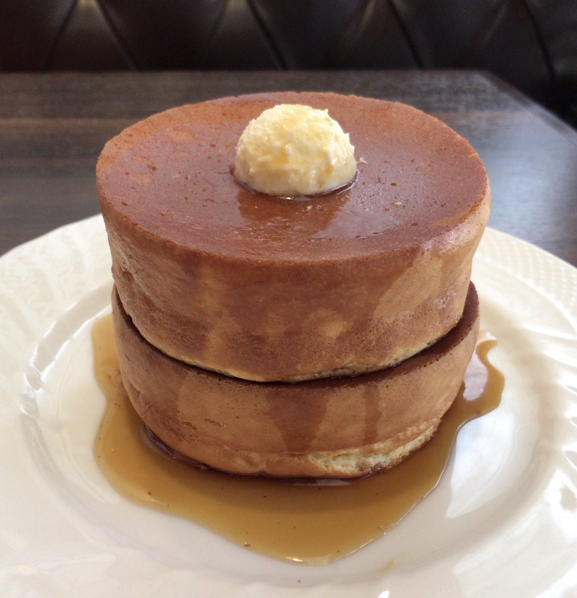 とぶいぬ V Twitter 星乃珈琲店の名物 窯焼きスフレパンケーキうまーい メープルシロップも たっぷりかけられる量が出てくるのが嬉しいー 途中でホイップクリームを追加 あーまた来よう 星乃珈琲店 窯焼き スフレパンケーキ メープルシロップ ホイップ