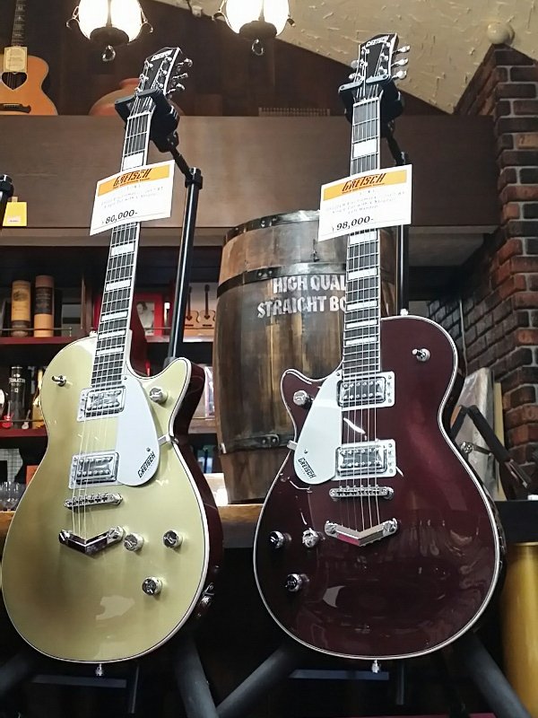 lefty_taniguchi's tweet photo. 5月某日のグレッチ新製品展示会でお披露目されたエレクトロマチック『Jet』シリーズが近日入荷いたします。マテリアル、ピックアップ、テールピースetc…がリニューアルされたほか、これまでになかったボルドー系の（Dark Cherry Metallic）も新たにラインナップ！！ https://t.co/Fpo4p29XRG