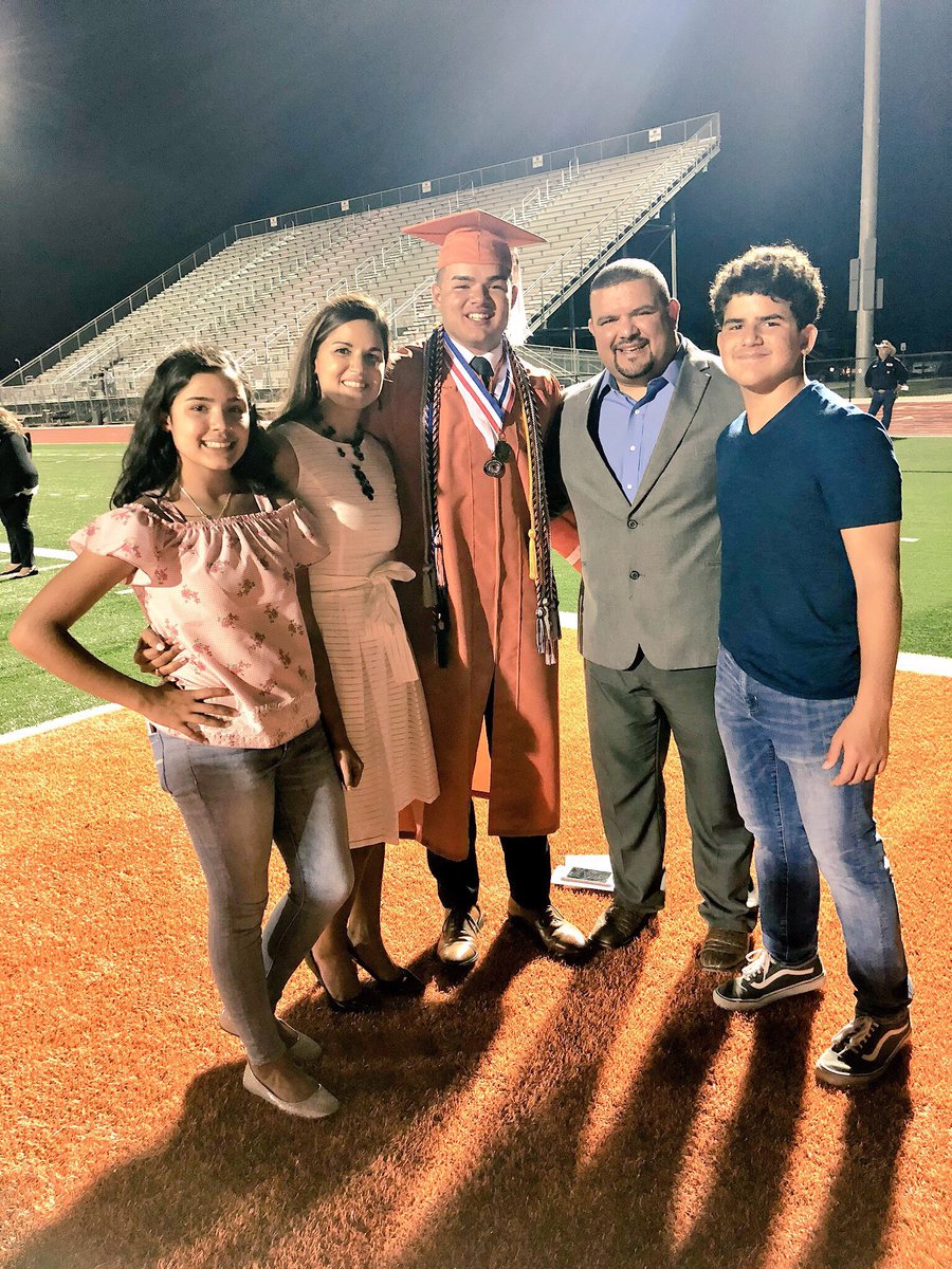 Adame_Tig2014's tweet photo. Congratulations @Roger__333 🎉So happy to share in the excitement of your graduation day👨‍🎓 We are so proud of you. With ❤️ and pride today &amp; always. Now on to the next chapter in your life. UIW- Go Cardinals👌🏽🏈 #Grad2018 https://t.co/OWIHgx5yr8