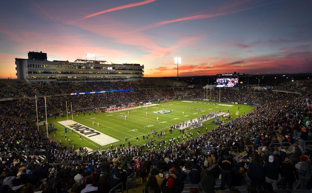TrayvonSamuel's tweet photo. Beyond blessed to say I have received my 4th D1 offer from Uconn #Gohuskies #LLL🙏🏾 https://t.co/ezbJ5sIrkM