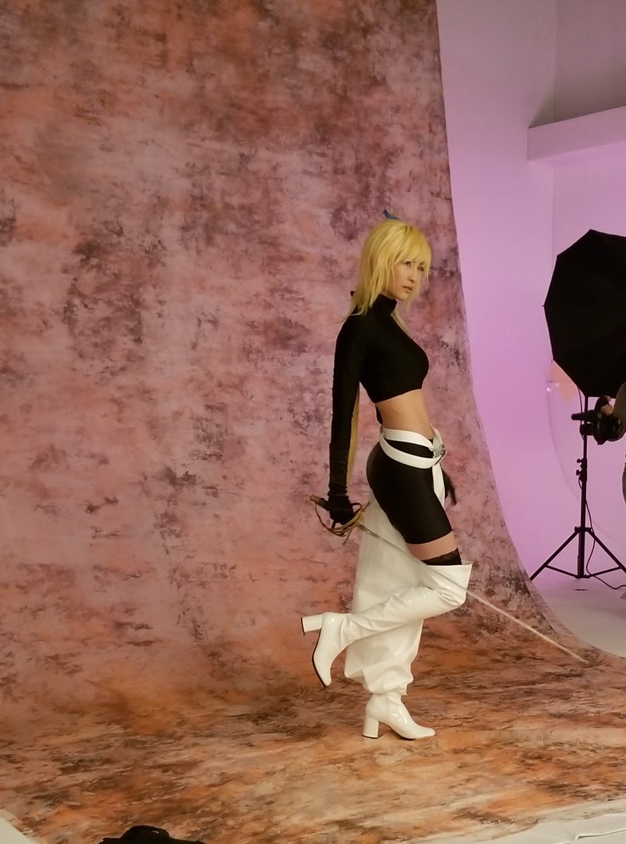 舞台brave10公式 A Twitter ビジュアル撮影風景写真公開 今回は アナスタシア役の護あさな さん 腹筋割ってきました と撮影に挑まれた護さん 今回もアナの衣装を着こなしてくださってます モニターで写真チェックの際 私の腹筋 男の子みたい と呟